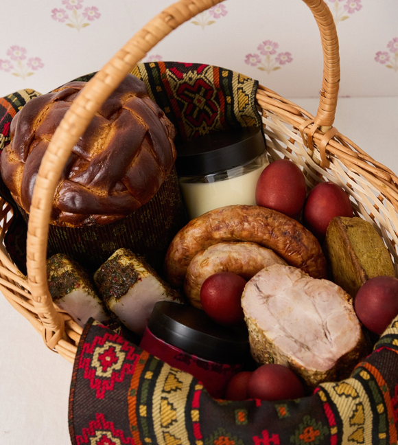 Кошик із традиційною паскою Lorem Ipsum.com.ua